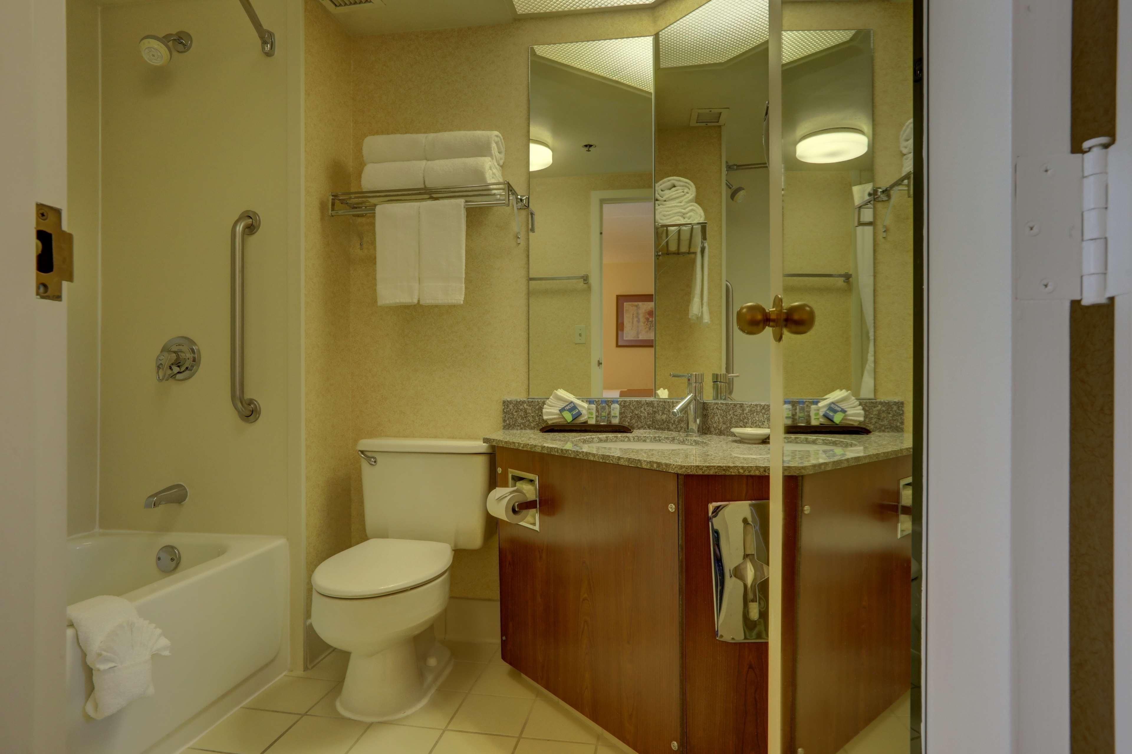 Surestay Plus Hotel By Best Western Chicago Ломбард Стая снимка